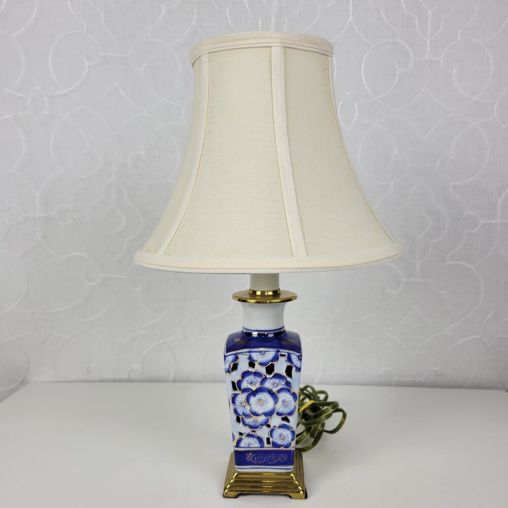 Vintage Porcelain Table Lamp Blue White Floral Scalloped Ginger Jar Brass Base